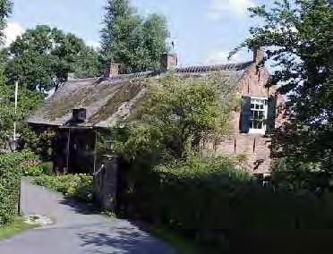 Maasdam 13. Boerderij Zwanegatsedijk 3 Maasdam Gerestaureerd rechthoekig boerderijtje, 18e eeuw, onder rieten zadeldak met puntgevel. Losstaande kleine stal onder zadeldak tussen puntgevels. 14.