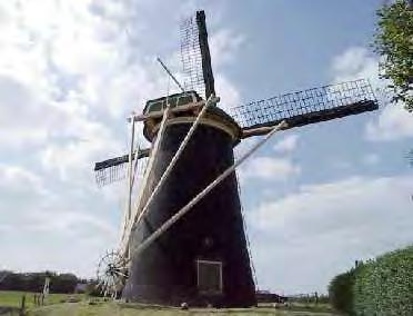 "Poldermolen" Polderdijk 25 Maasdam Al in 1514 stond er een molen in de Sint- Anthoniepolder, die waarschijnlijk de eerste en langst windbemaalde polder in de Hoekse Waard is.