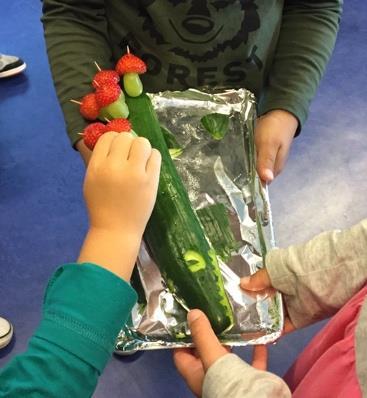 Hulpjes In de kleutergroepen zijn de kinderen om de beurt hulpje. De leerkracht heeft een bakje met kaartjes met alle namen van de kinderen en daar worden elke ochtend twee hulpjes uit getoverd.