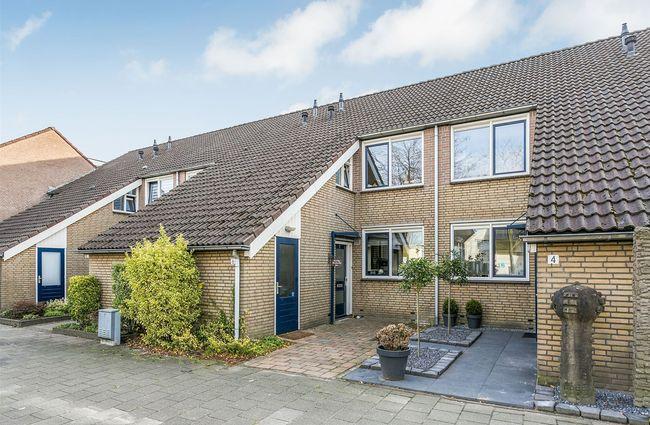 Verrassend ruime tussenwoning met riante living en 4 slaapkamers.