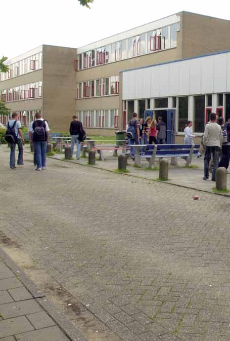 jongere. Daarnaast geeft het de jongere de kans kennis te maken met de samenleving waardoor de verantwoordelijkheid van de jongere voor de samenleving vergroot wordt.