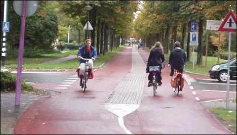 Fietsstraattype: rijbaanscheiding Fietsstraat Middenweg, Heerhugowaard + Sterke positie fietsers - Sterke grens aan acceptabele intensiteiten van autoverkeer +