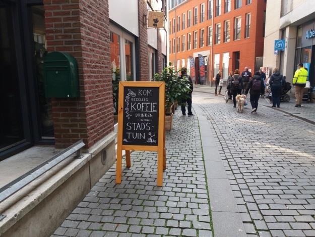 Trottoir banden die al schuin zijn aangelegd, blijken vaak toch nog grote obstakels voor een rolstoel.mensen worden behulpzaam.