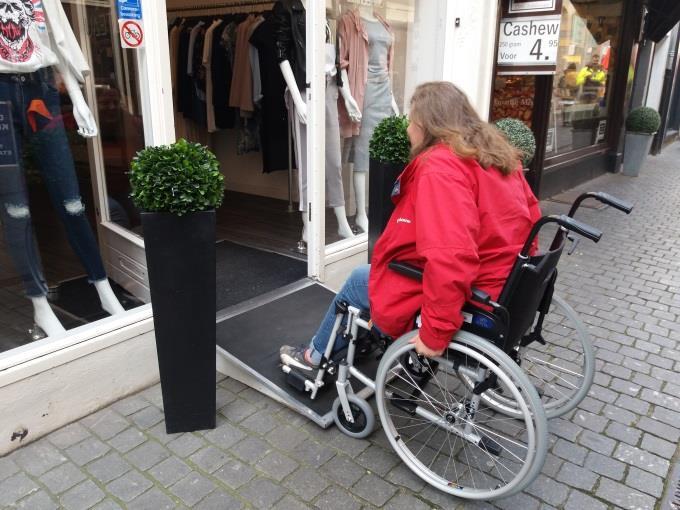 Voor rolstoel toegankelijkheid zal men meer dan bij visueel gehandicapten zich bewust moeten worden waar en hoe kan ik het toch toegankelijk maken.