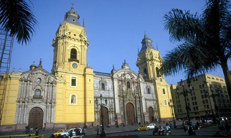 Dag tot dag be sc h ri j v i n g Lima Dag 1 Vlucht Amsterdam - Lima Dag 2 Lima We beginnen onze rondreis in de indrukwekkende hoofdstad van Peru, waar je een dag de tijd hebt om de stad te verkennen.