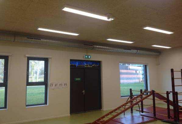 Voor de ventilatie van de gymzaal en de algemene hal is er een luchtbehandelingskast opgesteld in de technische ruimte naast het gymlokaal.