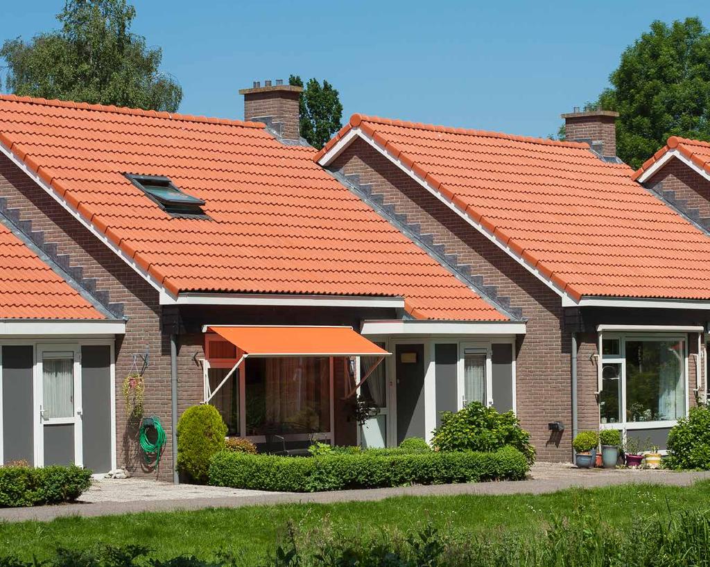 10 DAK RENOVATIE KORTENHOEF BEZIT VERDUURZAMEN EN MOOIER MAKEN Woningcorporatie Het Gooi en Omstreken maakte in Kortenhoef 72 woningen energiezuiniger.