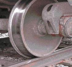 b Het wiel van een trein heeft een zogenaamde flens, dat is de rand die ervoor zorgt dat de trein niet ontspoort Op de flens liggen punten die verder van het middelpunt liggen dan de rail Wat weet je