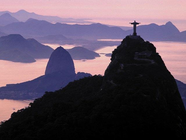 De laatste dagen verblijven we in de indrukwekkende stad Rio de Janeiro. De stad ligt aan een schitterende baai en was tot 1960 de hoofdstad van Brazilië.