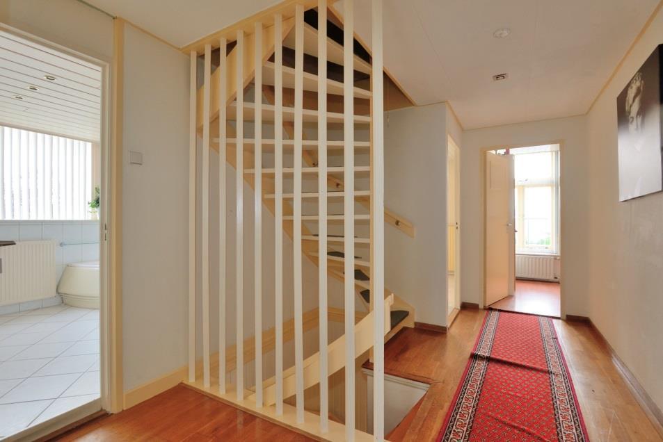 2 e Etage : Vaste trap naar ruime zolderverdieping met 2