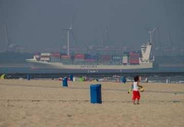 Kosten 25,00 (inclusief High Tea) Bezoek aan Volendam Bekende zangers, souvenirs winkeltjes, klompen, klederdracht je heb het allemaal in Volendam.