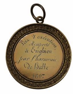 slechts enkele voorbeelden te noemen. De trofeeënkast van het orkest is goed gevuld. De oudste medaille dateert uit 1807 en bekroonde de deelname aan een festival in Edingen.