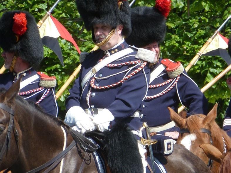 De ambassadeur krijgt van zijn staatshoofd (koning, keizer, predisent, ) een brief waarop staat dat hij de vertegenwoordiger is voor dat land. Deze brief heet geloofsbrief.