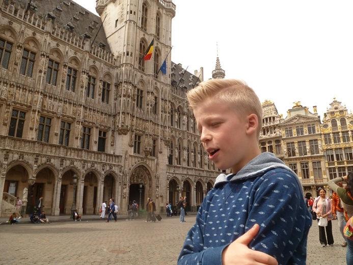De grote markt Op de grote markt in Brussel gaven een paar kinderen uitleg over de historische gebouwen. Viktor vertelde over het stadhuis. Het is een wereldberoemd gotisch gebouw.