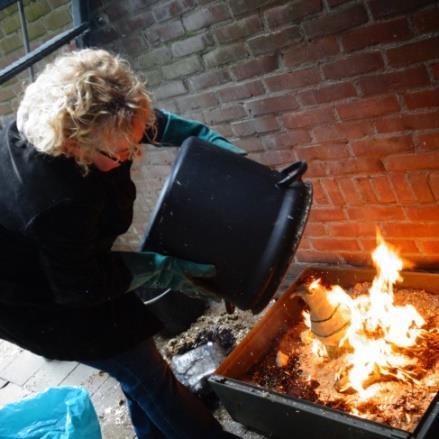 Het is ook mogelijk om enkele sieraden te maken. Les 2 en 3: Verder werken aan werkstuk. Les 4: Werkstuk glazuren en Raku stoken.