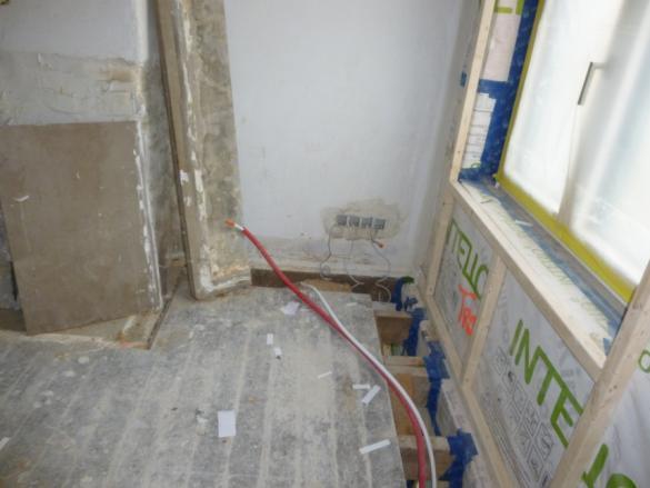 Voorbeeldgebouw: bouwknopen Detail aansluiting vloer/voorgevel Isolatie aan binnenzijde: opgelet!