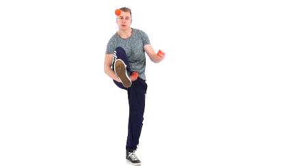 Les 11: Kick up [2:41] De kick up is een leuke manier om je jongleer-act te beginnen. Leg het balletje op je voet, en schop het naar je handen toe.