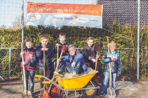 We zouden het gezellig vinden als er ouders aanwezig zijn die mee zingen en dansen op het plein. Na de dans op het plein gaan we ontbijten met alle leerlingen van de school en de peuters.