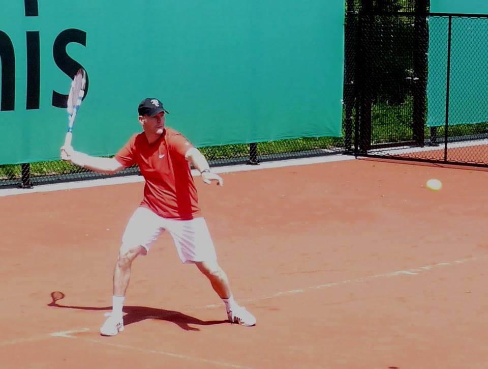 Racket, schoenen en ballen Wat voor de één een fijne schoen is, is niet altijd geschikt voor de ander. Zo ook met rackets. Een racket en schoenen zijn echt persoonlijk!