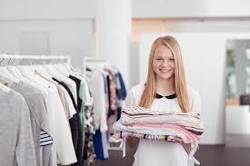 Verkoopmedewerker kleding (20-24 uur) WAT ZOEKEN WIJ: Zorgdragen voor de verkoop van de producten Vouwen, labelen en inhangen van de kleding Medeverantwoordelijk voor de aanvulling van de winkel