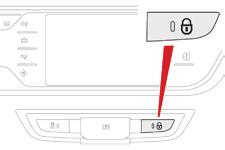 Centrale vergrendeling Handbediende centrale vergrendeling F Druk op deze knop om de centrale vergrendeling van de auto (portieren en achterklep) vanuit het interieur te bedienen.