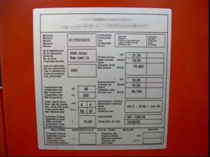 Deel VI: Ruimteverwarming VI.2.3 Ketelkenplaat (Ketel)kenplaten (zie Figuur 56) werden vanaf 1968 op installaties aangebracht. Ze kunnen informatie bevatten over het fabricagejaar (zie VI.5.1), de energiedrager (zie VI.