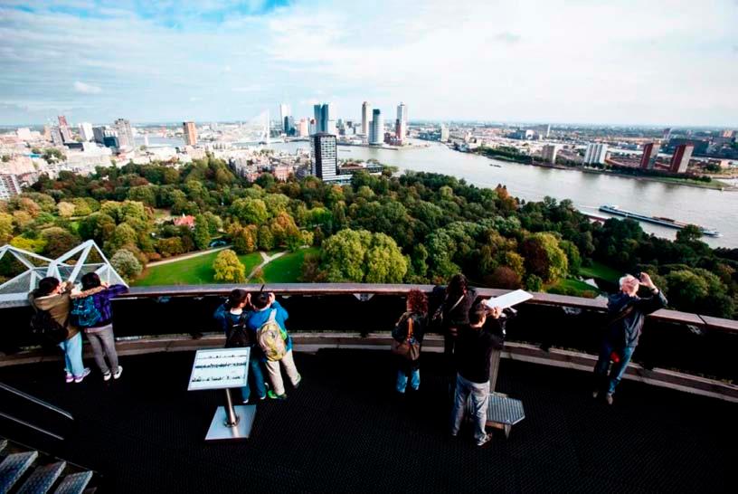 vormgegeven recreatieve wandeling; te vertoeven in rust, stil te staan en werkelijk met verwondering te kijken.