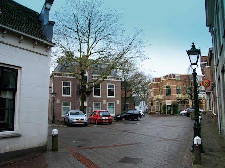 In Zwammerdam staan twee basisscholen en een aantal winkels voor de dagelijkse boodschappen.