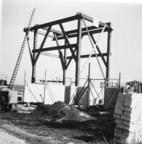 10. De nieuwbouw van de boerderij van de familie Schoorl in 1950, nadat de ouder boerderij was verbrand.