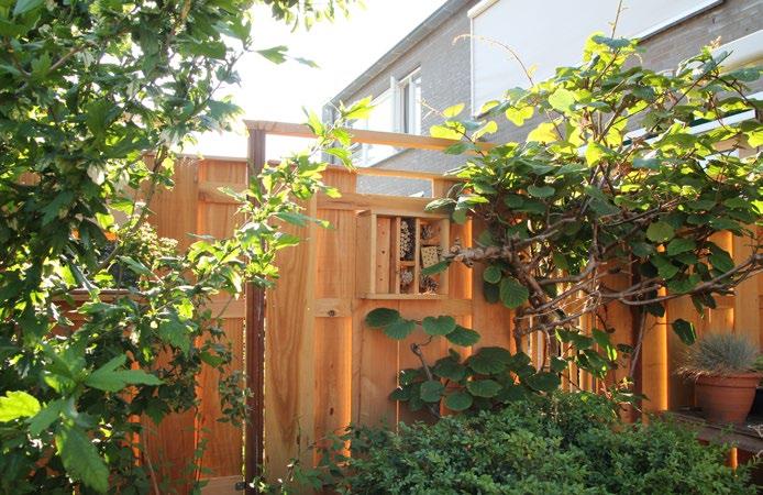 Je kunt variëren in hoogte, openheid en aantal plantenvakken en andere opties, zoals een voedertafel, vogelhuis, decoratieve nisjes, of een tuinkastje.