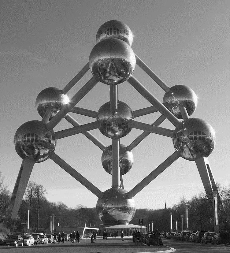 Atomium Je ziet een foto van het Atomium, een bouwwerk in Brussel, België. Het Atomium bestaat uit 9 bollen met elk een diameter van 18 meter. 3p 15 Bereken hoeveel m 3 de inhoud van één zo n bol is.