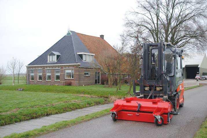 De jongens ronden hun MBO 4 werktuigbouwkunde af door een hydraulische veeg-borstel machine te ontwikkelen