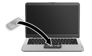 2. Houd de twee NFC-antennes tegen elkaar. U kunt een geluidssignaal horen als de antennes elkaar hebben herkend. OPMERKING: De NFC-antenne op uw computer bevindt zich onder het touchpad.