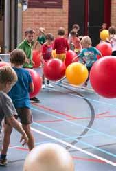 Ballenmarkt Verschillende posten met sporten/opdrachten waarbij de balvaardigheid getest wordt: schoppen/werpen/mikken naar doelen/kegels/rozen, werpen en vangen, hand- en