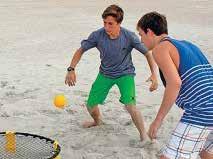 Het wordt gespeeld in 2 teams zoals bij volleybal (met een net), maar dan op luchtkussens en op elke speelhelft een trampoline om hoger te reiken bij toetsen en smashen.