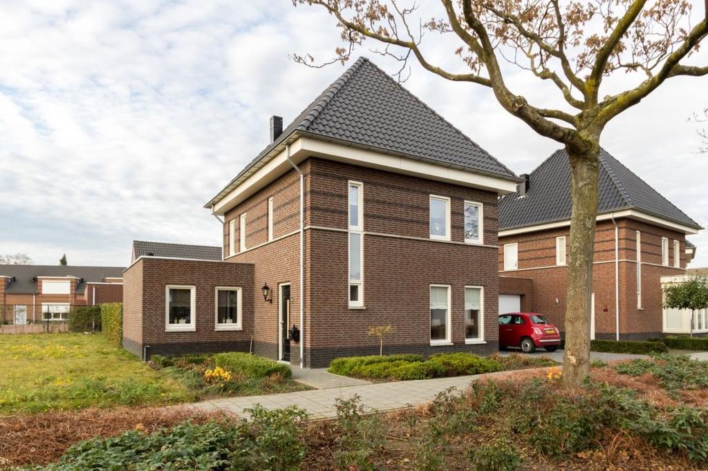 TE KOOP Burgemeester Claessenstraat 16 5953 EZ Reuver * Perceel: 380 m² *