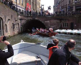 Vijftien jaar alweer Met zijn handen op de Stadhuisbrug keek hij uit over de gracht, zijn oude grachtje, het was voorbijgevlogen, vijftien jaar alweer.