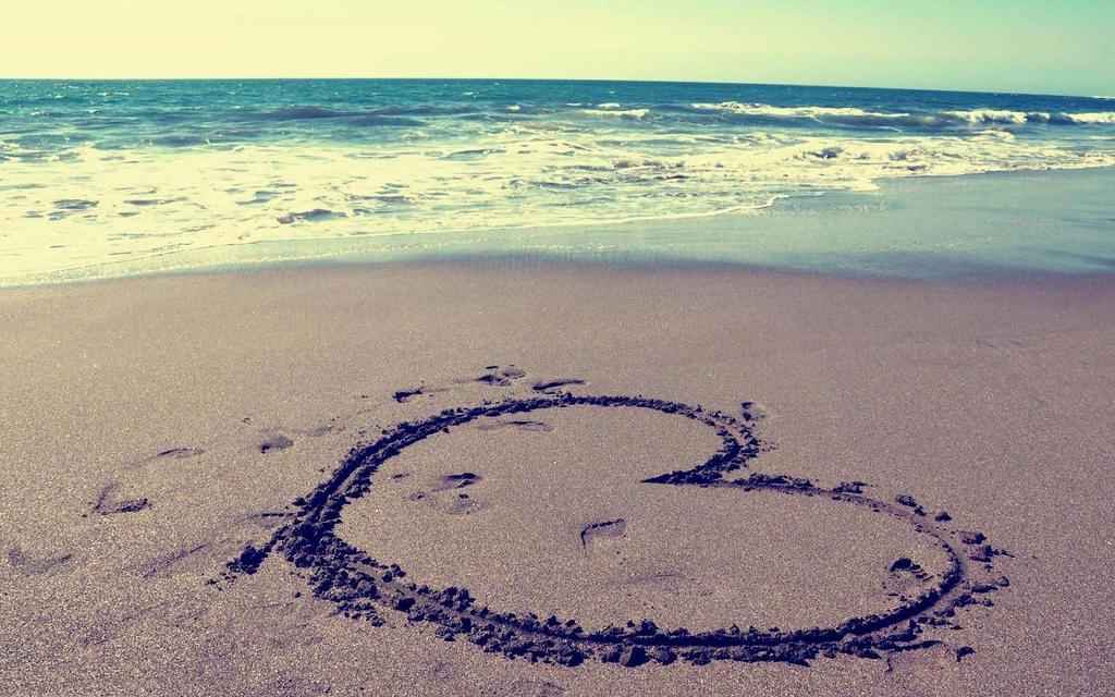 TROUWEN OP HET STRAND Trouwen met het strand en de zee als achtergrond, een voorzetting van de eerste romantische strandwandeling.