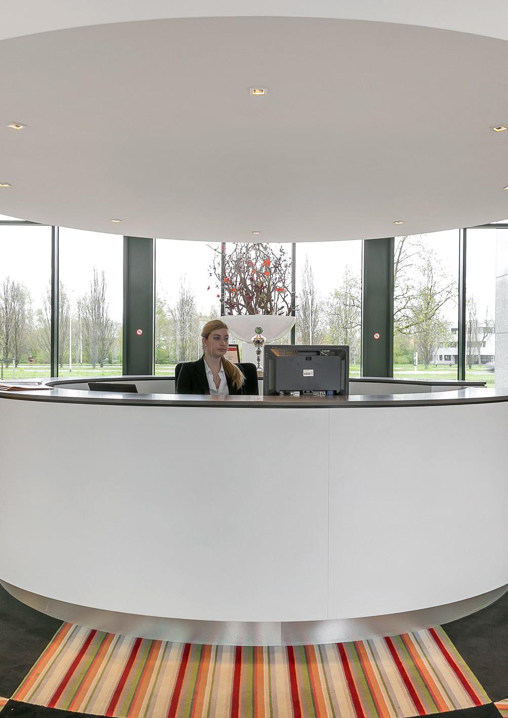 REPRESENTATIEVE ENTREE MET RECEPTIONISTE Het