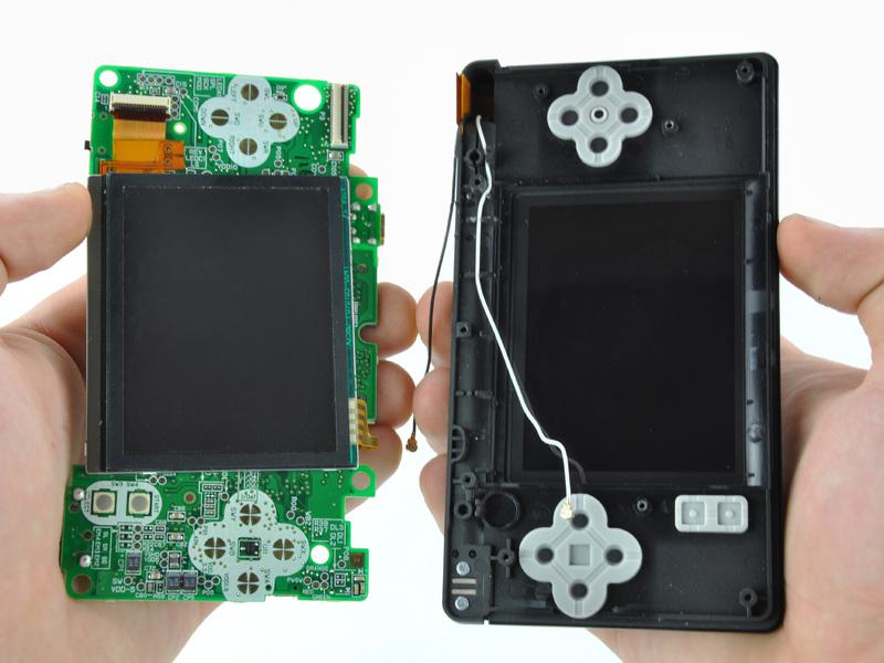 Trek aan het moederbord weg van de DS Lite naar het bovenste LCD-lintkabel uit de aansluiting op het moederbord te scheiden.