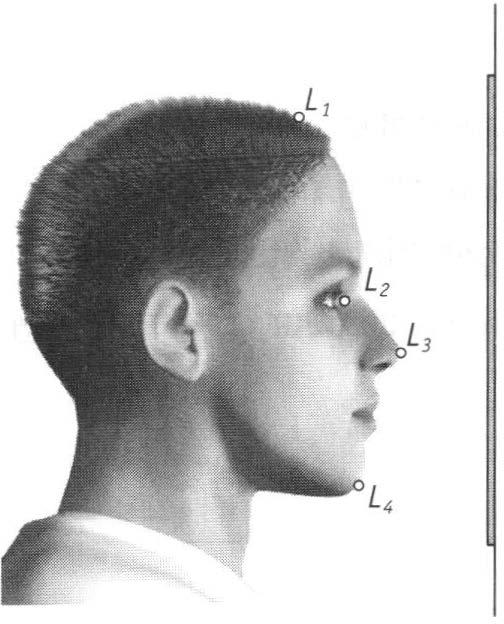 .à figuur 15 een zonne-energiecentrale 30 Hans staat voor een spiegel (figuur 16). a b c d e Teken de beeldpunten: van het topje van zijn hoofd (LJ van zijn oog (L2).