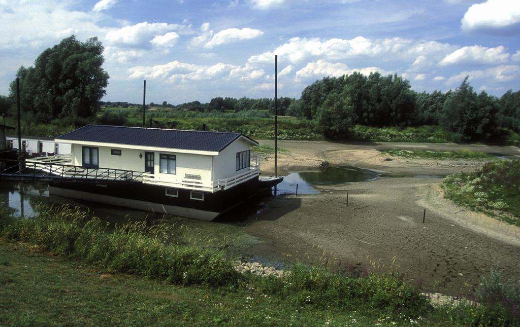 Een voorbeeld van een zeer natte periode is de herfst van 1998: in drie maanden viel in de Bilt 468 mm neerslag tegenover normaal 220 mm. Ondergelopen weilanden in Twente in het najaar van 1998.