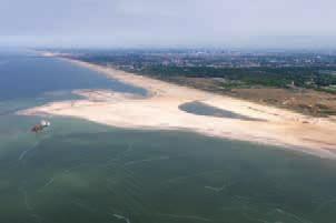 Op de rechterpagina staan per laag foto s en voorbeelden. III Kansen stedelijk gebied Hemelwater infiltreren in een groenstructuur van wadi s. Op lage plekken kan extra water worden geborgen.