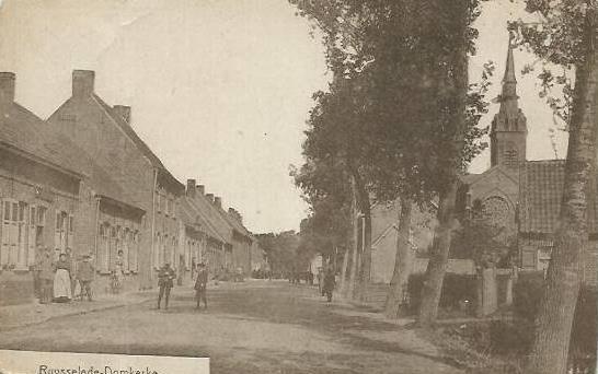 II. Doomkerke in 1914 In augustus 1914 worden de Belgische soldaten opgeroepen. De oorlog is echt begonnen. Ook in Doomkerke! OPDRACHT: Zoek de plaats van waarop deze foto genomen is.