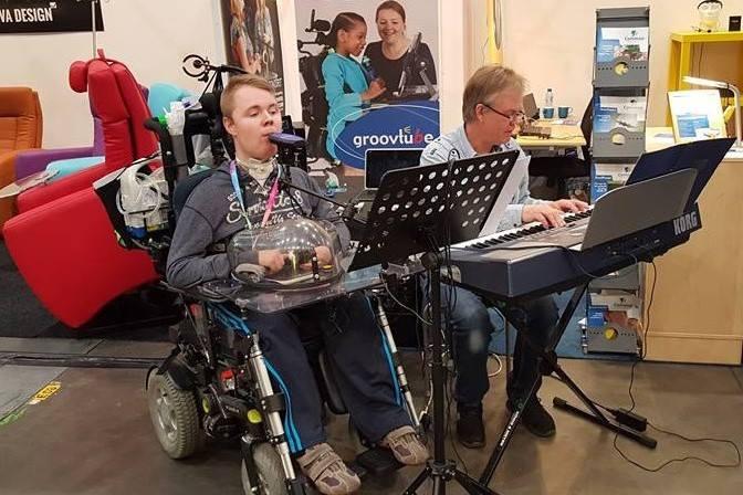 Geweldig dat hij de feestgangers als cadeau een donatie voor onze stichting had gevraagd; - het kerstconcert Mix in Music met optredens van Robin de Wilde op zijn Magic Flute; - de kerstmarkt van