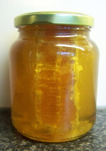 Transparantie Om het stuk raat goed te kunnen beoordelen, is het noodzakelijk dat de vloeibare honing goed doorzichtig is.