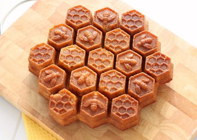 Hoofdstuk 7 - Honinggebak In dit hoofdstuk wordt klasse 15 behandeld. Honinggebak is de verzamelnaam voor alle bakproducten waarin honing is verwerkt.