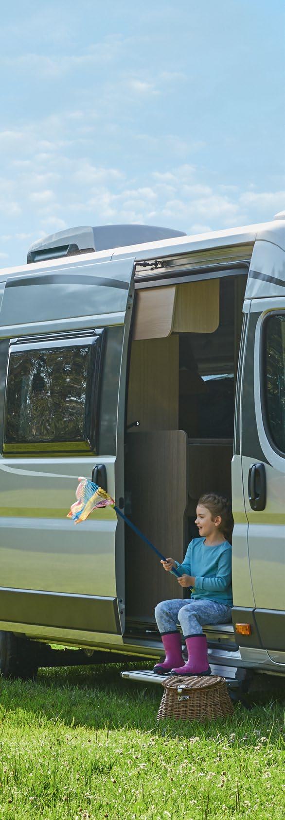 Stijlvol getuigen van de liefde voor kamperen Met de caravan in Zuid-Frankrijk of met de camper in de Dolomieten met de Truma CampWear bent u altijd passend gekleed.