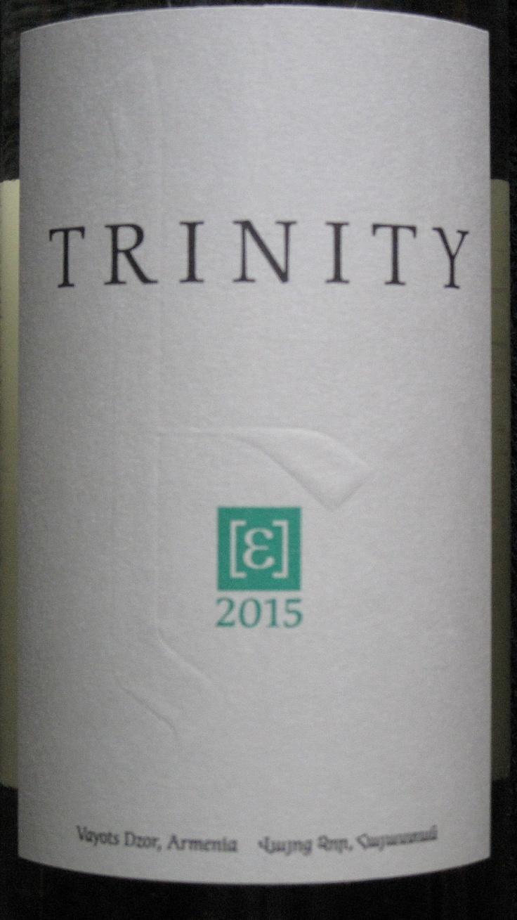 3.Trinity, Voskehat 2015 Witte wijn van Voskehat druivensoort Voskehat = stukje goud Alcoholvolume: 12,5% Wijngebied Vayots Dzor Vulkanische bodem met zand en gravel