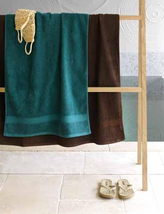 La gamme de bain Hélène, assortie au tapis de bain Pacifique compose une ligne de bain avec un liteau intemporel, qui s harmonise avec tous les styles de salles de bain.